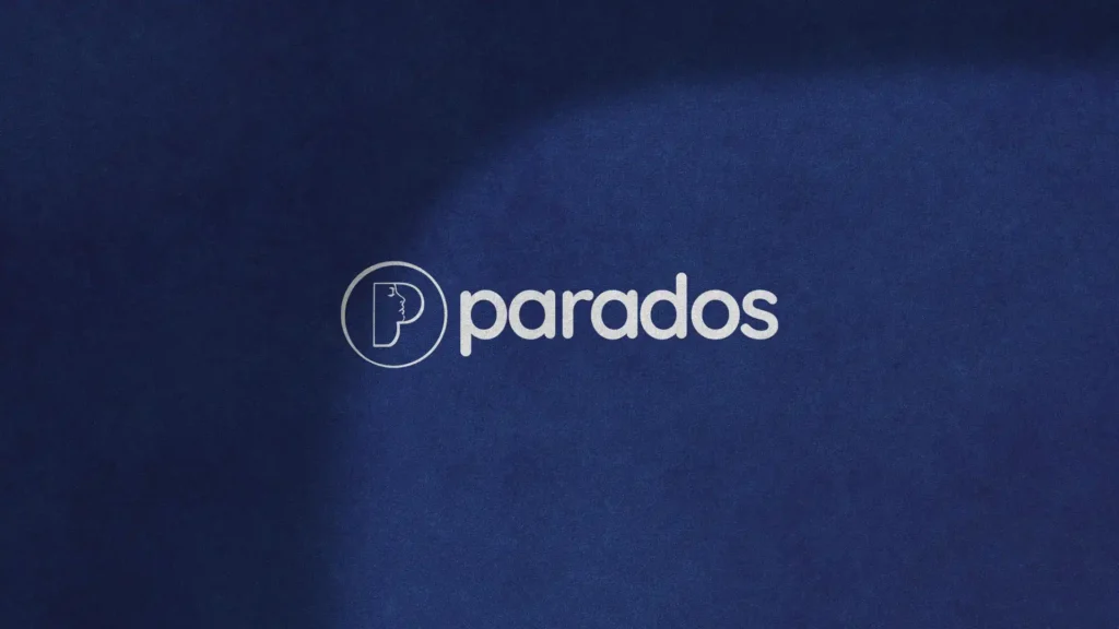 Logo 'Parados' en blanc avec un 'P' stylisé dans un cercle, sur un fond bleu foncé texturé.