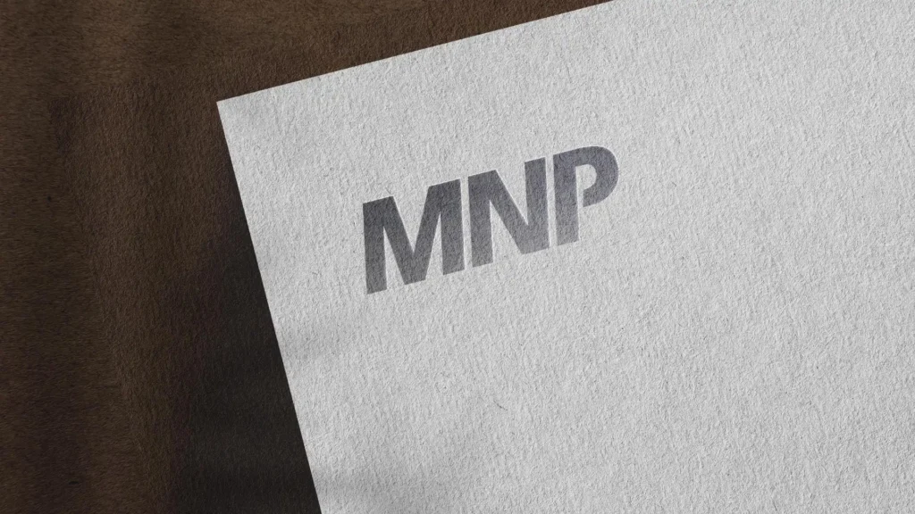 Un papier texturé blanc avec le logo "MNP" en lettres grises légèrement en relief, sur un fond marron texturé.