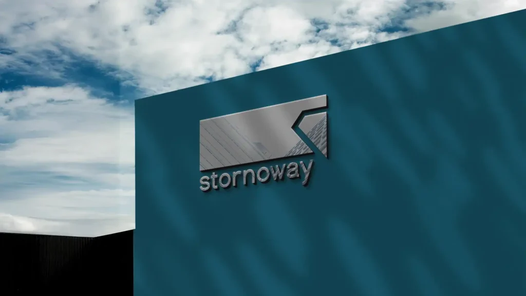 Logo en métal 'stornoway' sur un mur bleu, avec un ciel nuageux en arrière-plan.