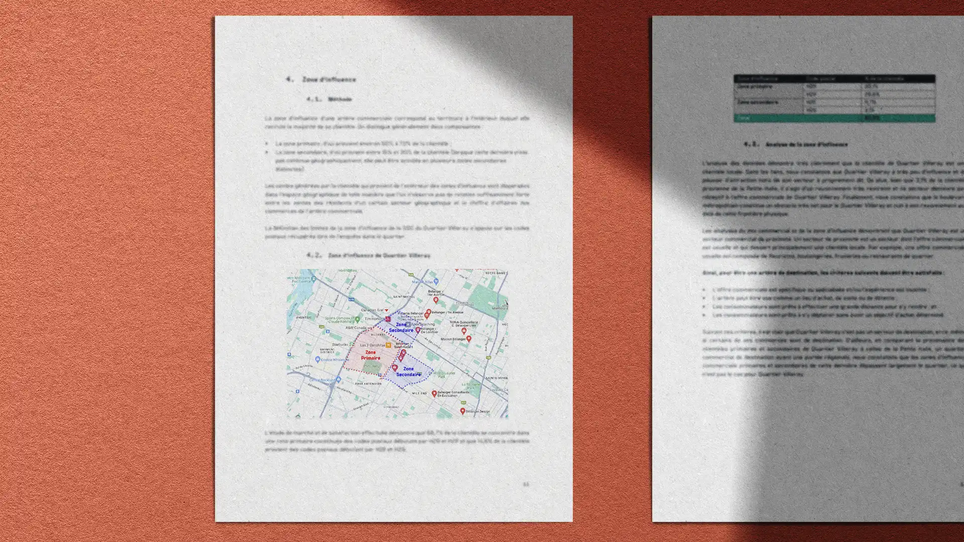Deux documents imprimés reposent sur une surface orange, l'un contenant du texte et l'autre du texte et une carte.